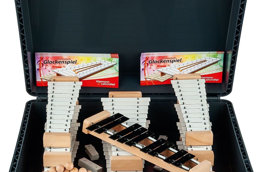 Komplekt 8+3 kellamängu kohvris